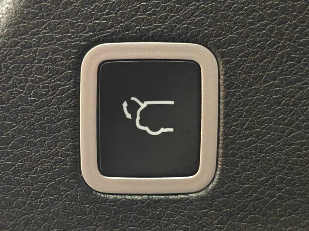 Used 2025 Chrysler Pacifica Limited image 41