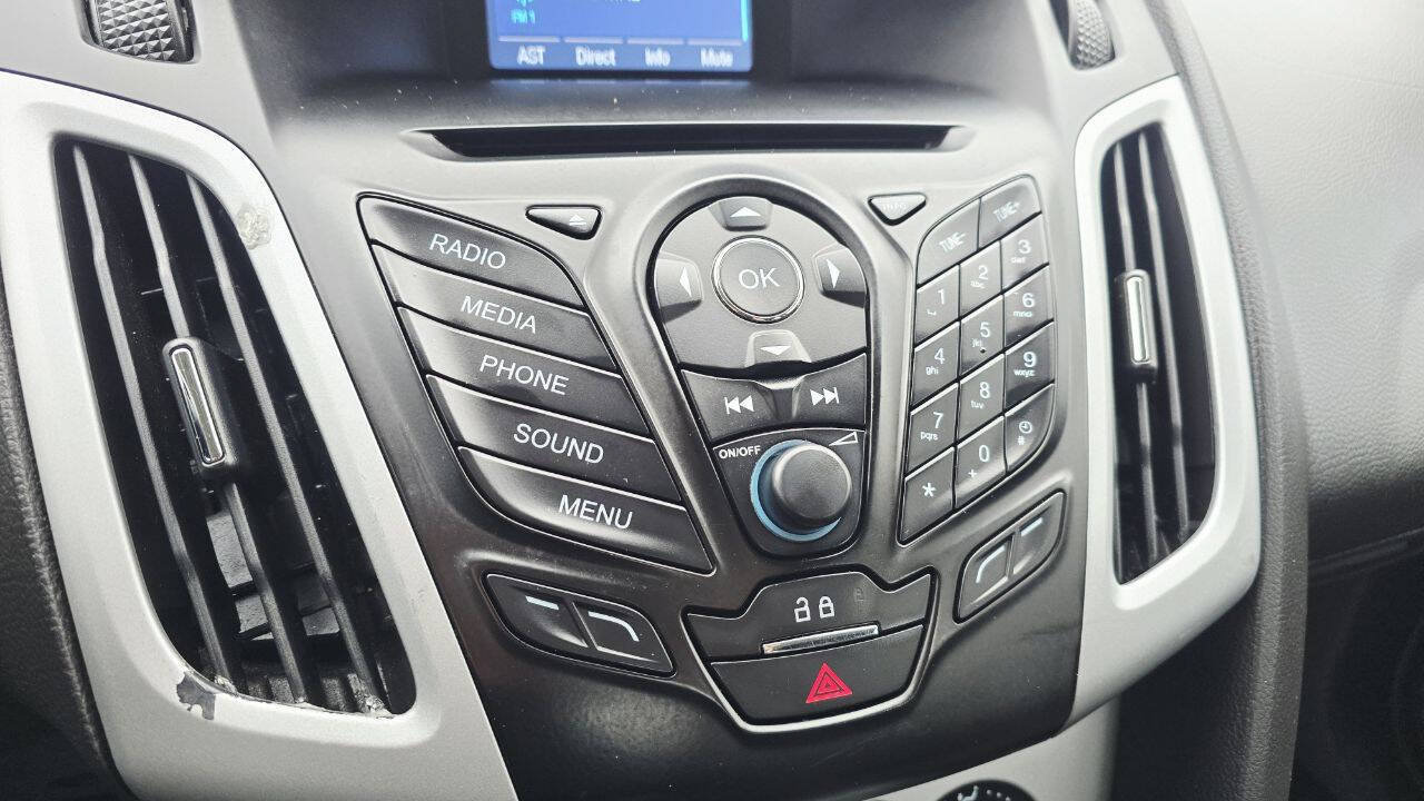 Used 2014 Ford Focus SE w/ SE Winter Package FWD image 17