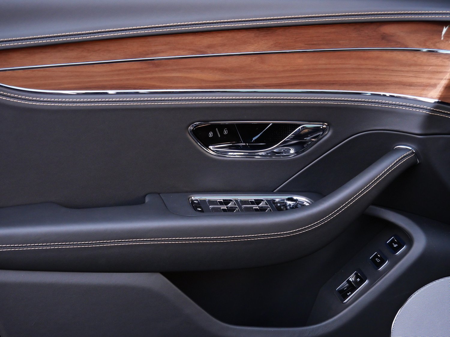New 2026 Bentley Flying Spur V8 AWD/4WD image 15