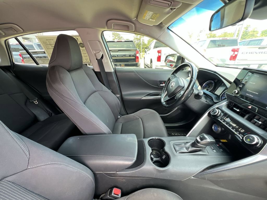 Used 2021 Toyota Venza LE image 16