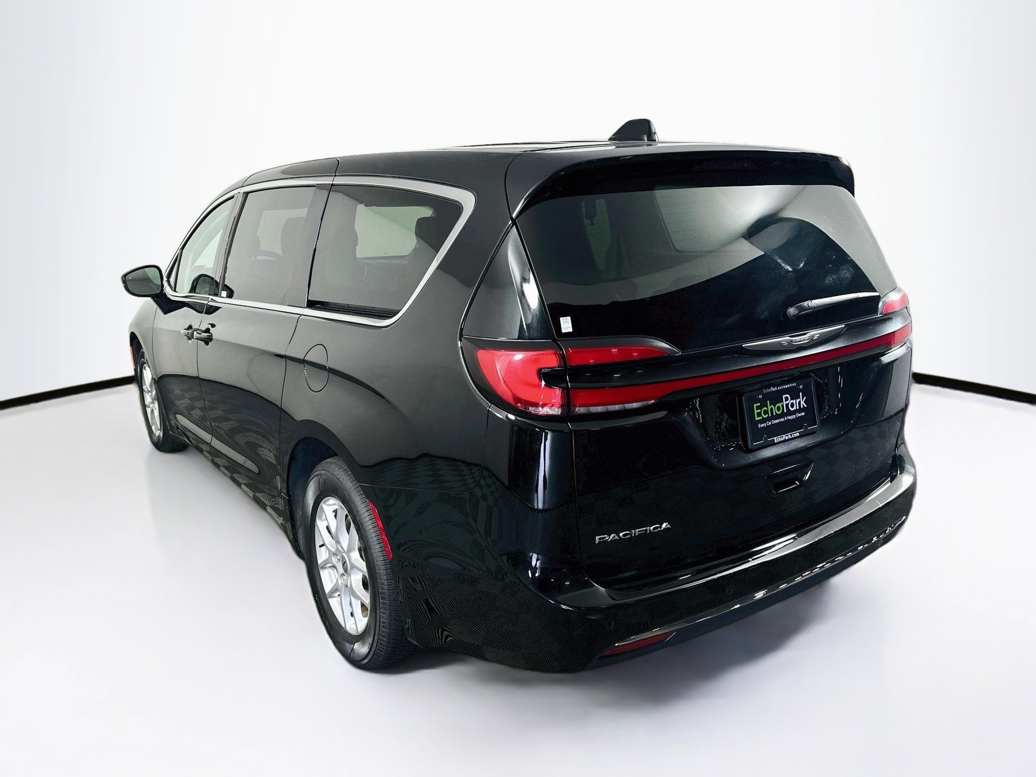 Used 2024 Chrysler Pacifica Touring-L FWD image 5