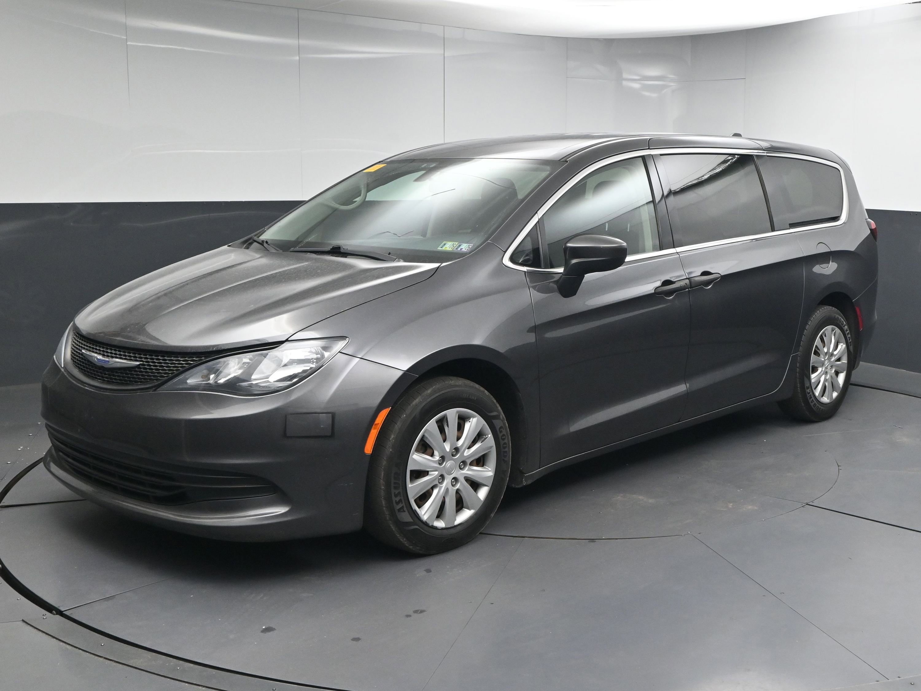 Used 2020 Chrysler Voyager L image 4