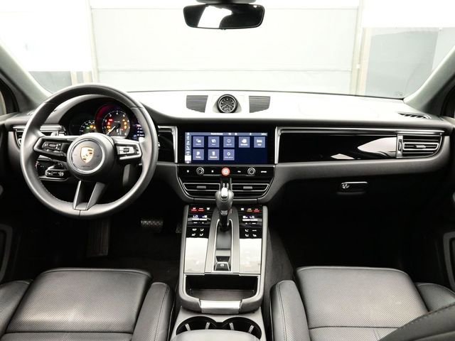 Certified 2025 Porsche Macan image 20