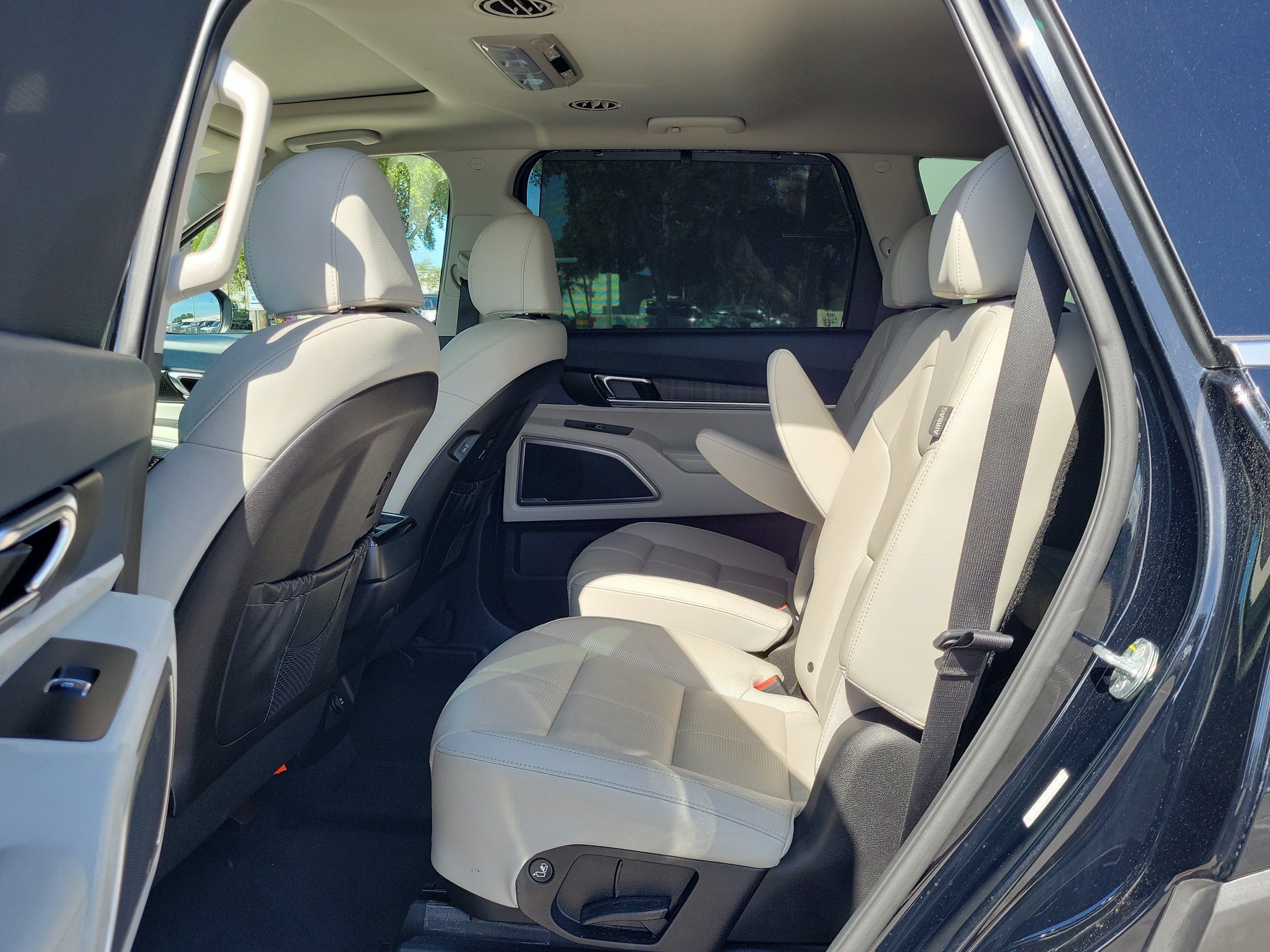 Used 2024 Kia Telluride EX w/ EX Captain's Chair Package FWD image 12