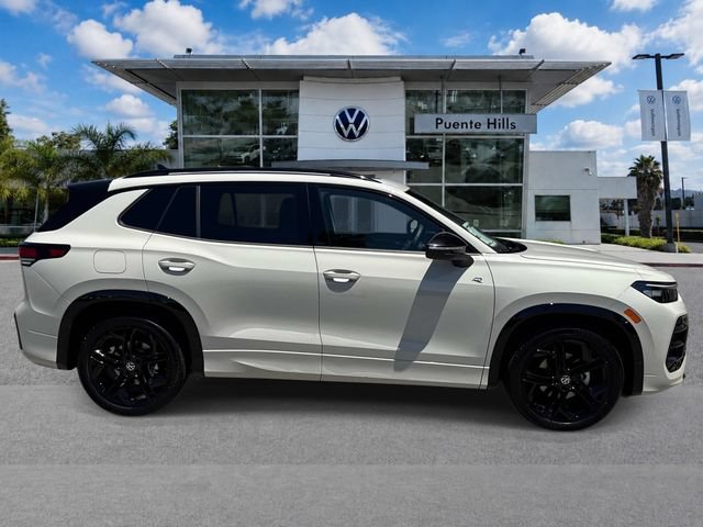 New 2026 Volkswagen Tiguan SE R-Line FWD image 2