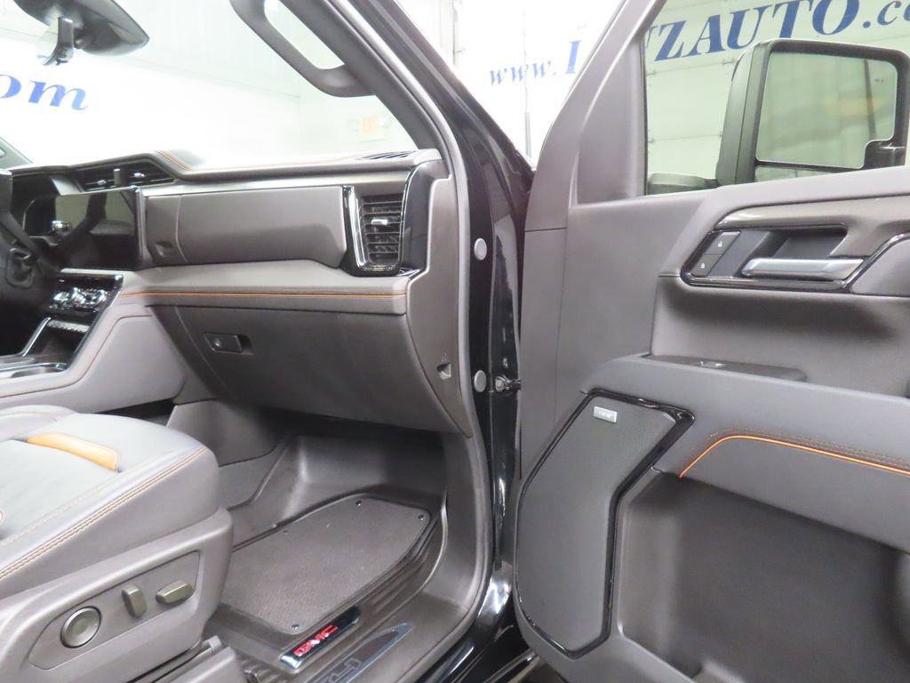 Used 2025 GMC Sierra 2500 AT4 image 30