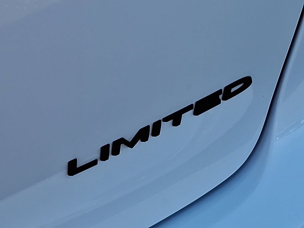 Used 2025 Chrysler Pacifica Limited FWD image 36