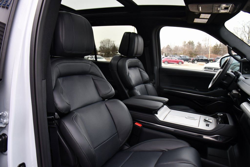 New 2026 Lincoln Navigator Reserve w/ Jet Appearance Package AWD/4WD image 16
