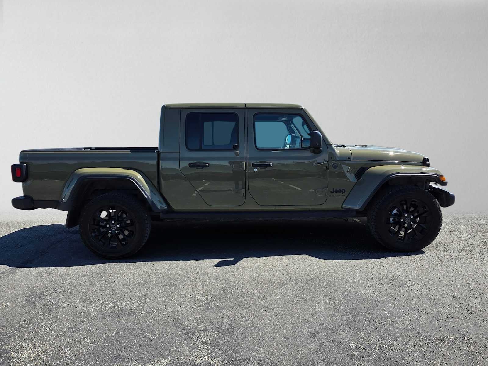 Used 2025 Jeep Gladiator Sport AWD/4WD image 2