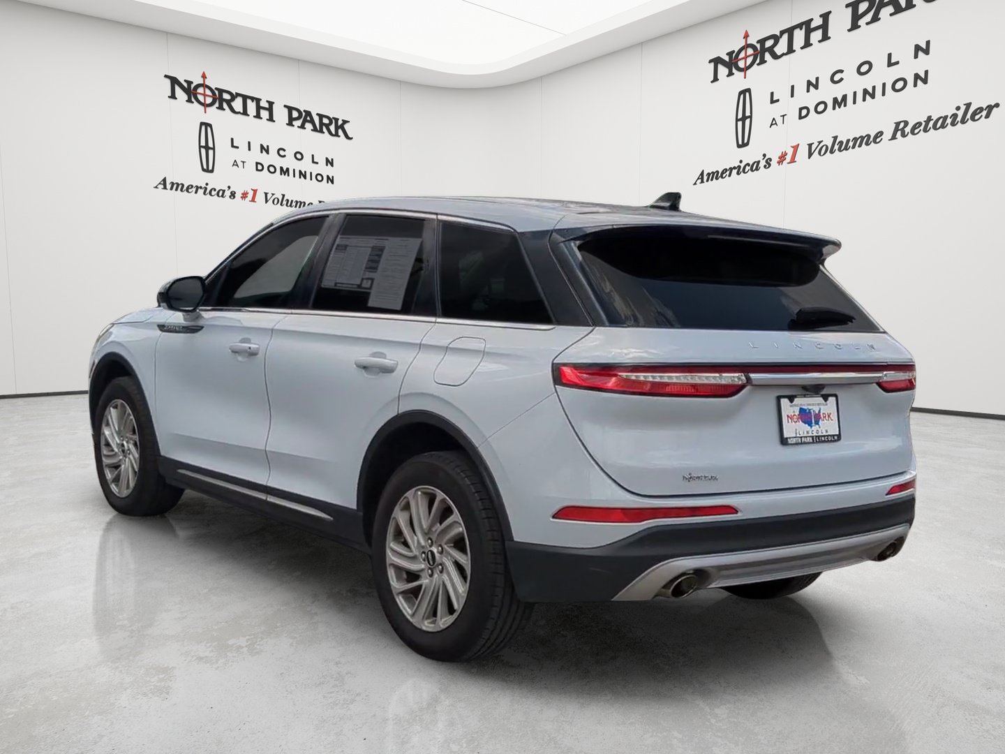 Used 2025 Lincoln Corsair AWD image 3