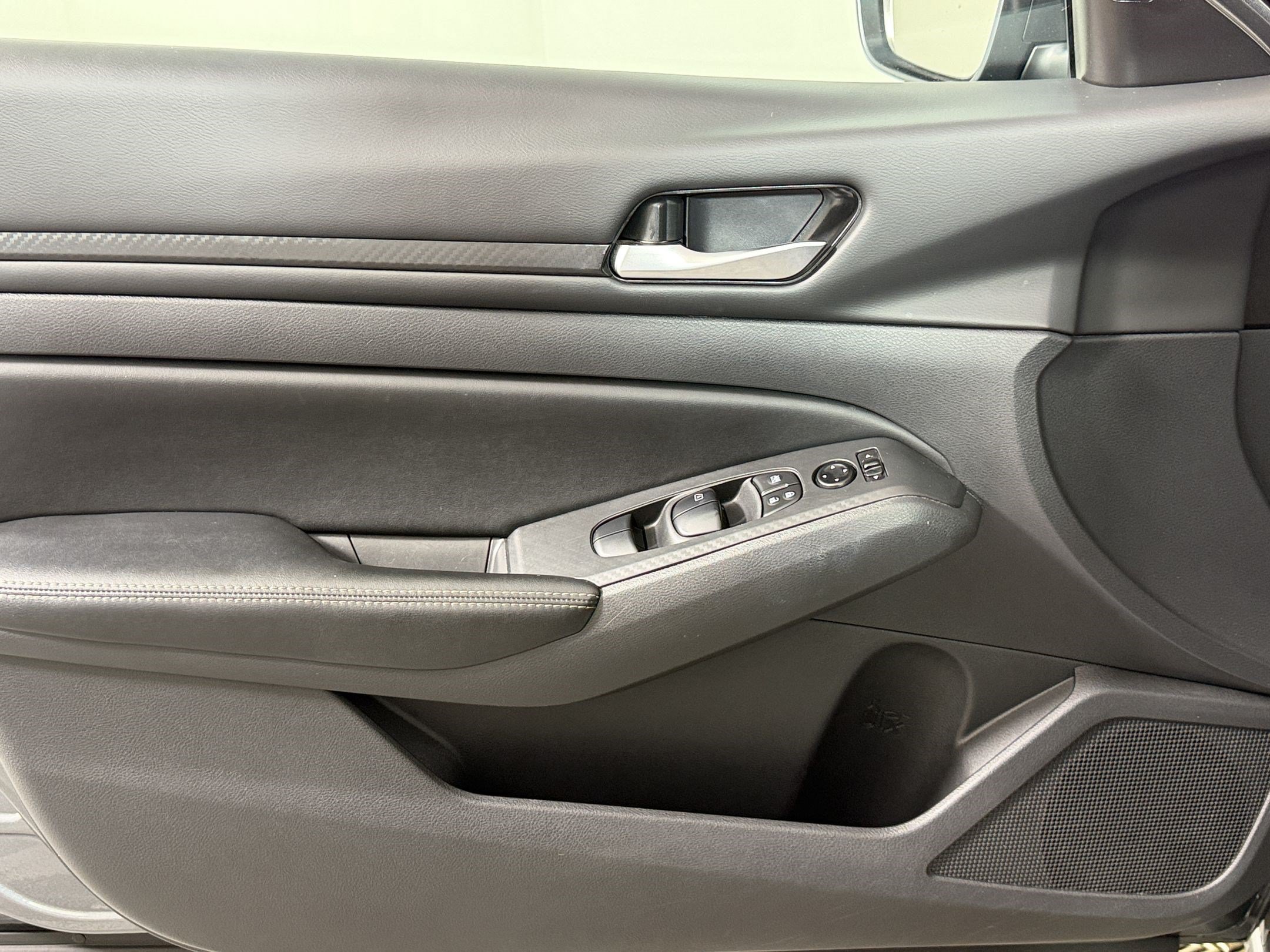 Used 2025 Nissan Altima 2.5 SV FWD image 12