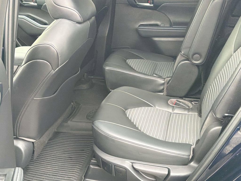 Used 2023 Toyota Highlander XSE image 28