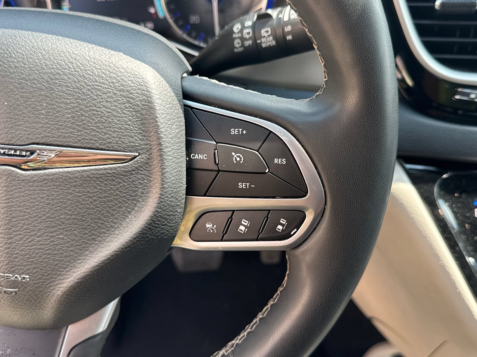 Used 2023 Chrysler Pacifica Touring-L FWD image 23