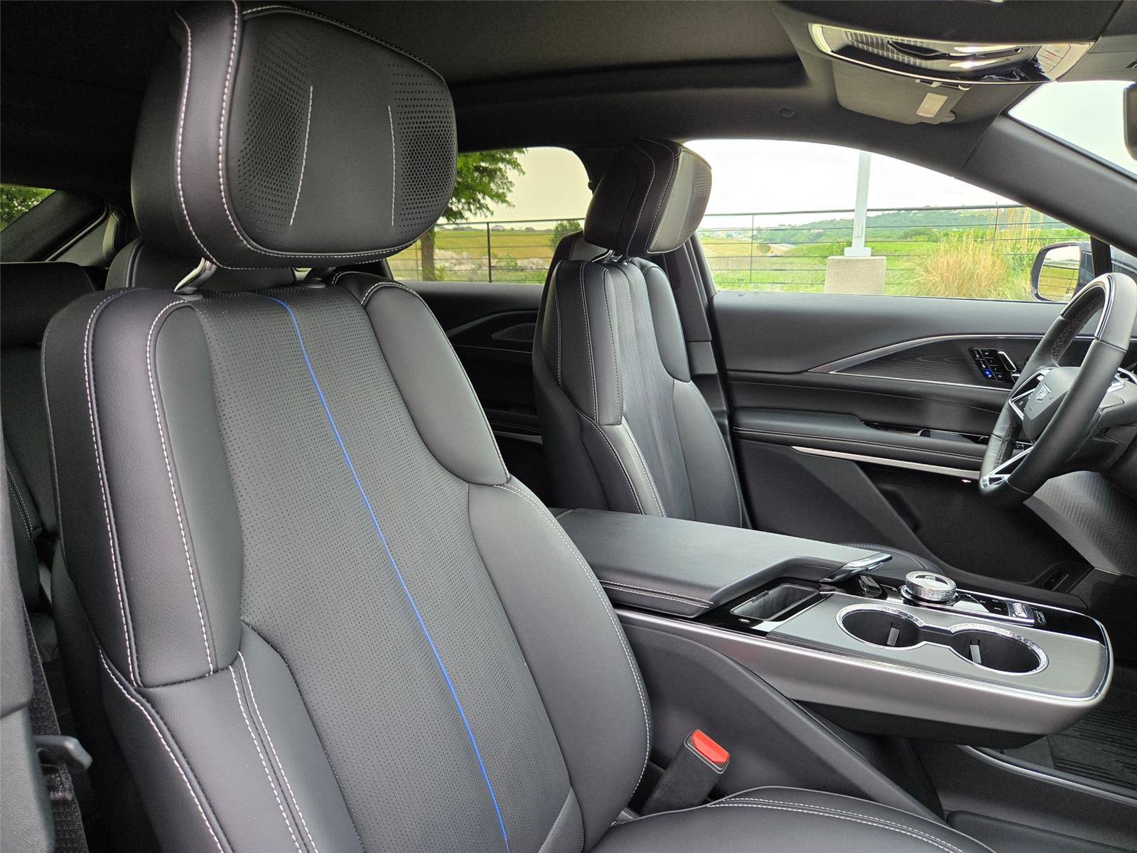 Certified 2025 Cadillac Lyriq Luxury w/ LPO, Floor Liner Package AWD/4WD image 30