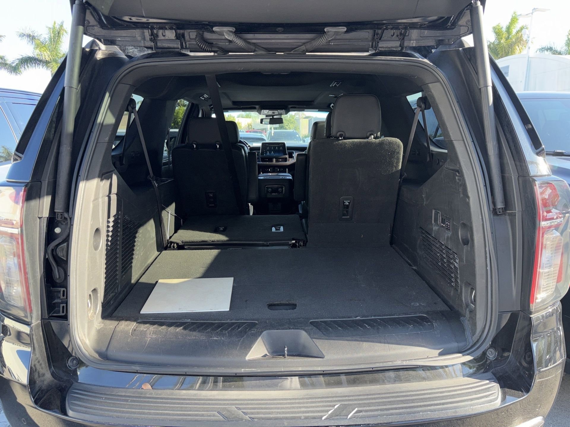 Used 2023 Chevrolet Suburban LT w/ Luxury Package image 5