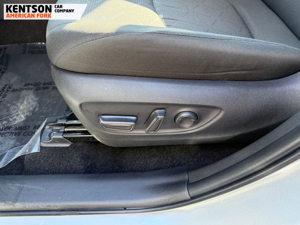 Used 2025 Toyota RAV4 XLE image 32