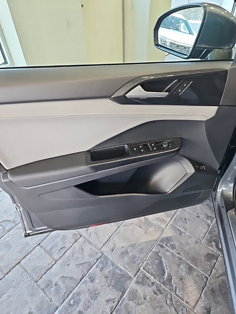 Used 2022 Volkswagen Taos SEL image 25