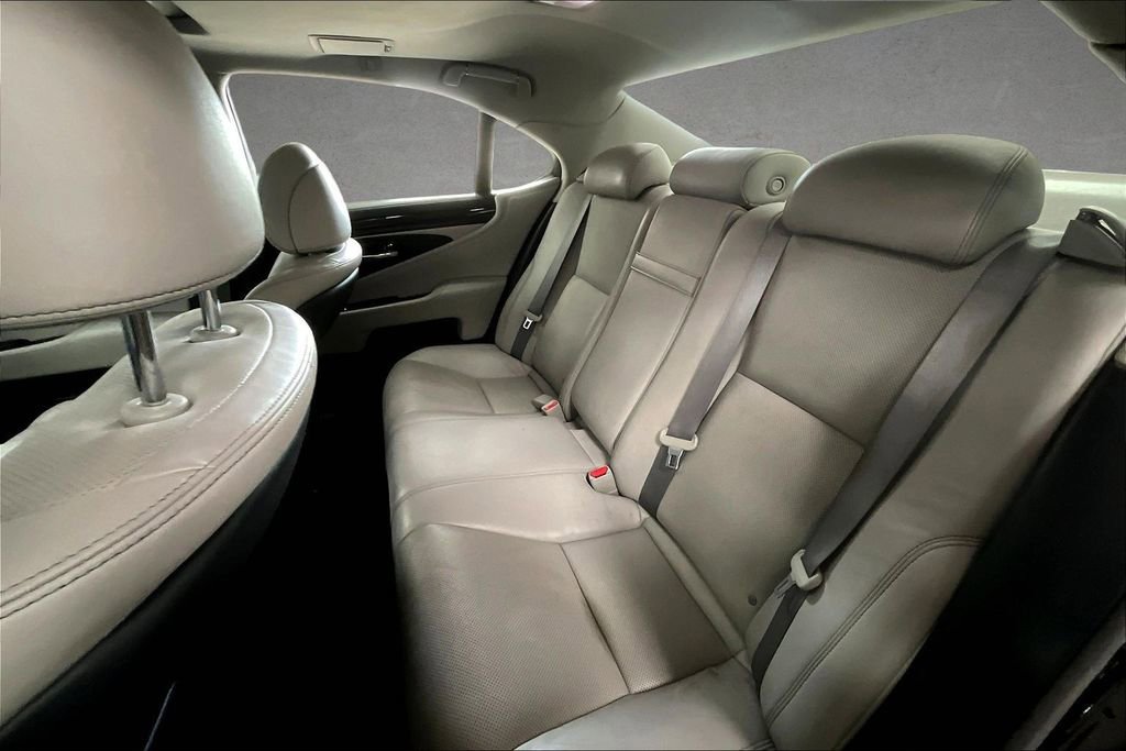 Used 2016 Lexus LS 460 w/ Comfort Package image 23