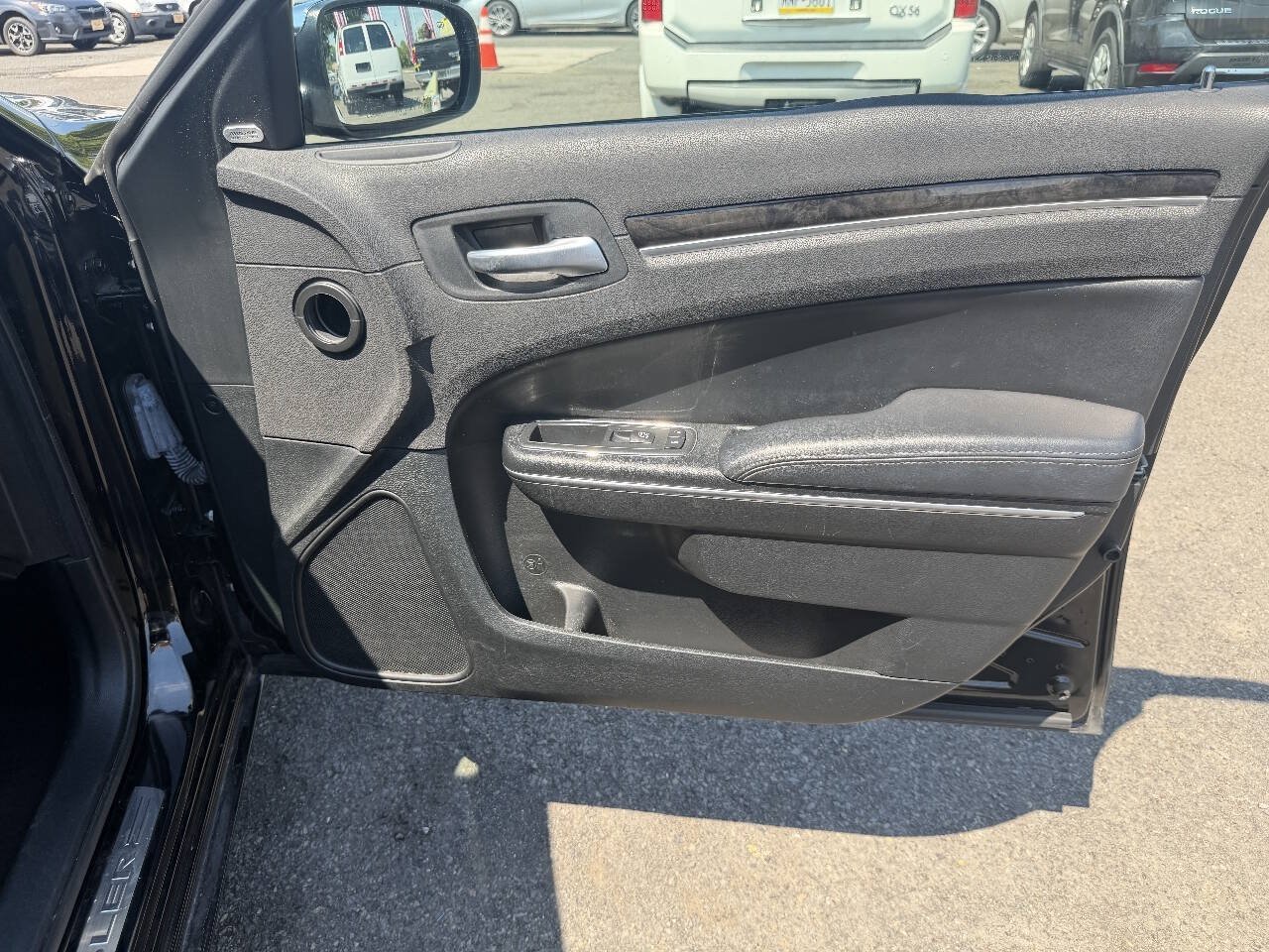 Used 2017 Chrysler 300 C RWD image 6