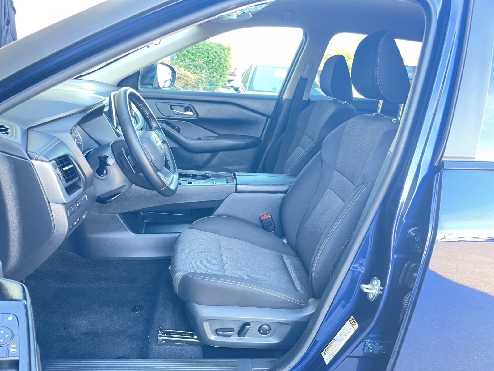 Used 2025 Nissan Rogue SV image 38