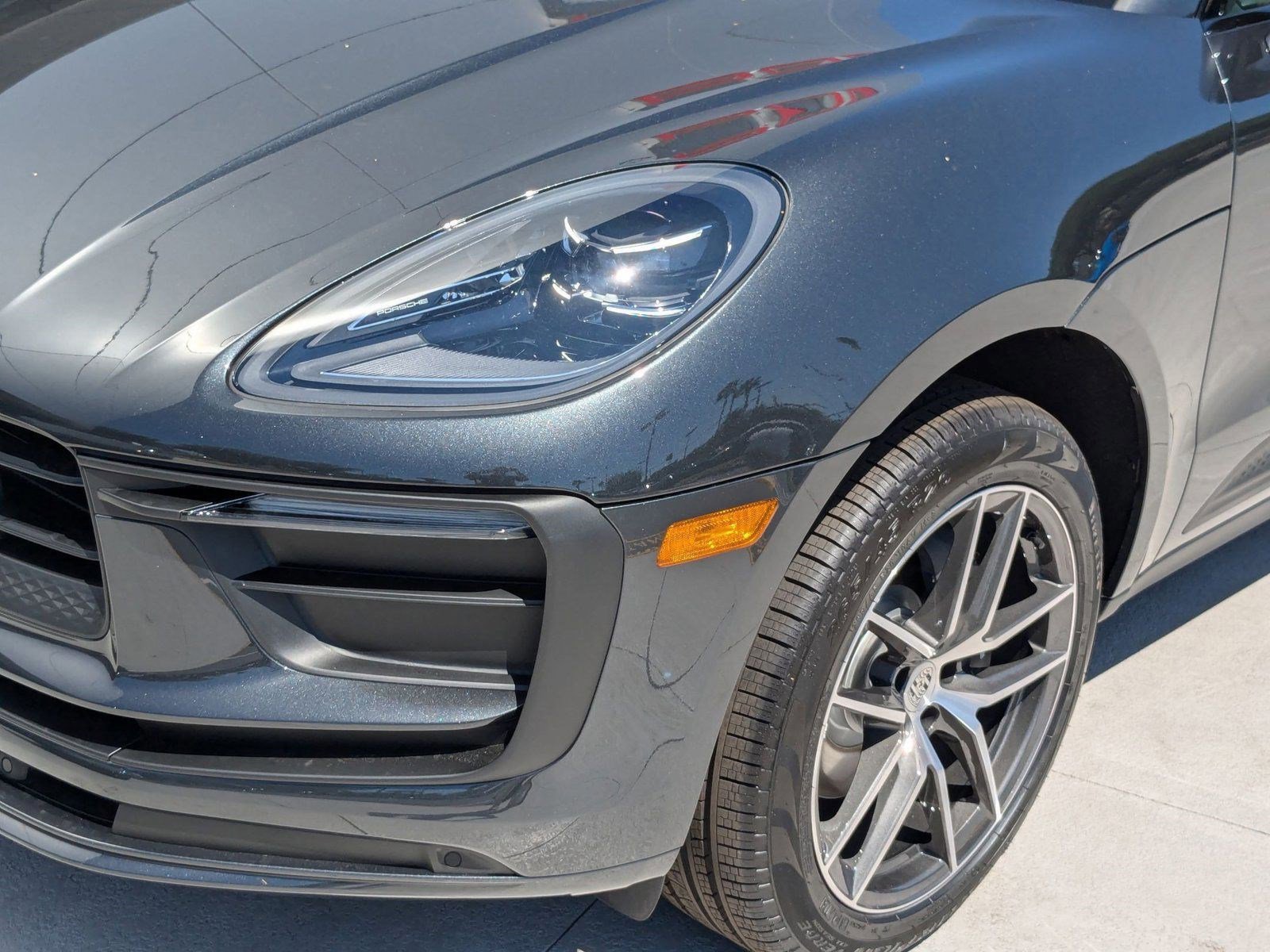 Certified 2025 Porsche Macan image 12
