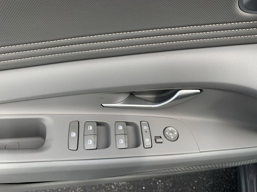 New 2025 Hyundai Elantra SEL FWD image 13