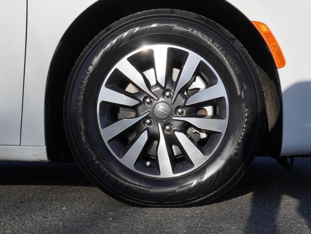 Certified 2023 Chrysler Pacifica Limited image 10