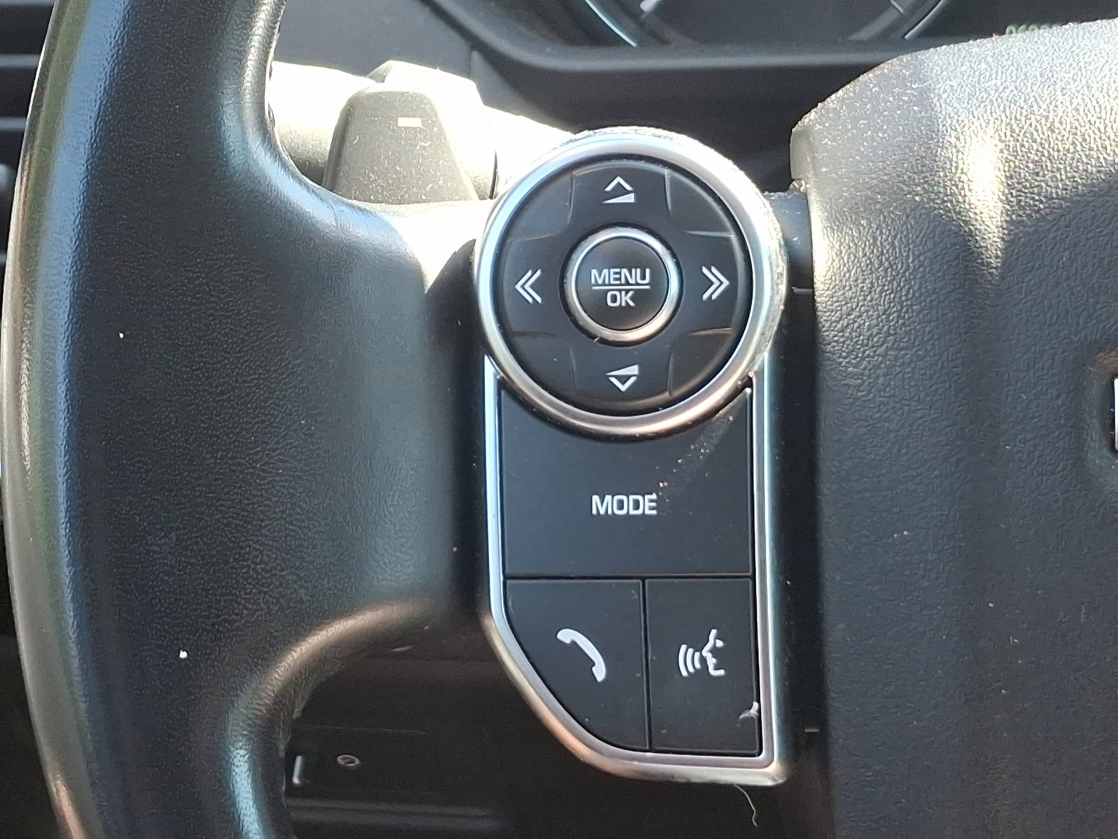 Used 2017 Land Rover Discovery HSE image 23