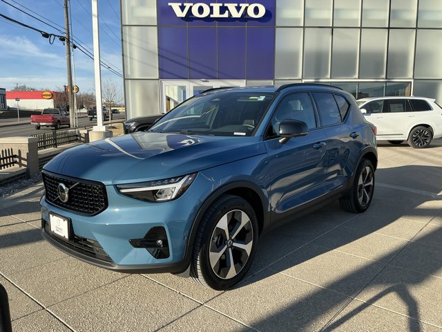 Certified 2025 Volvo XC40 B5 Plus image 2