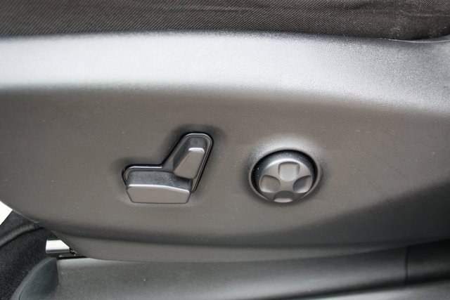 Used 2025 Chrysler Pacifica Limited image 12