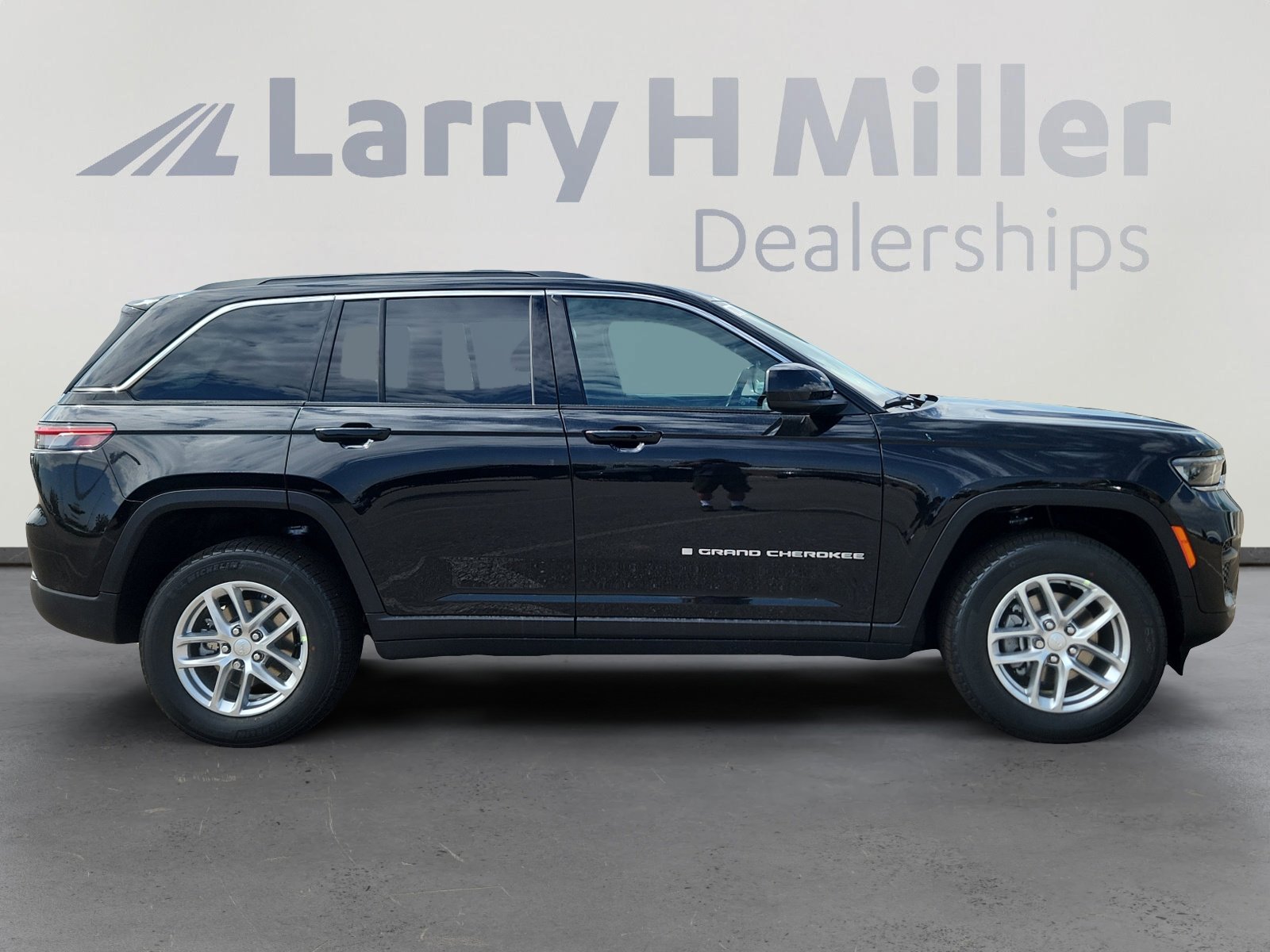 New 2025 Jeep Grand Cherokee Laredo X w/ Luxury Tech Group I AWD/4WD image 7