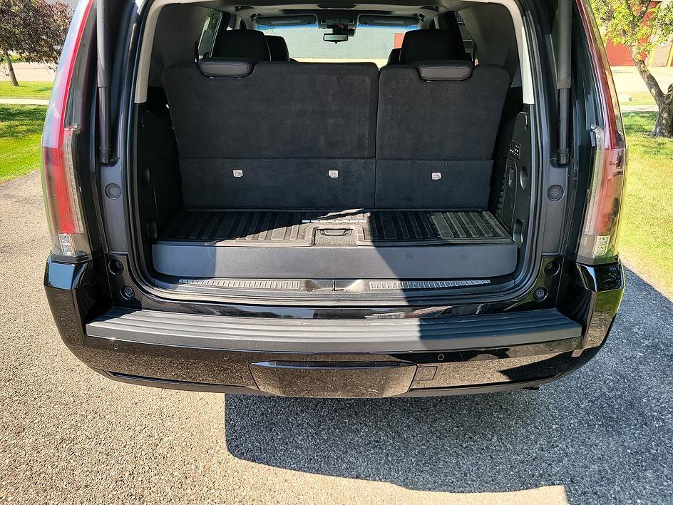 Used 2020 Cadillac Escalade Luxury w/ Escalade Sport Edition AWD/4WD image 12