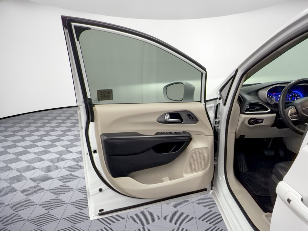 Used 2022 Chrysler Pacifica Touring-L FWD image 14