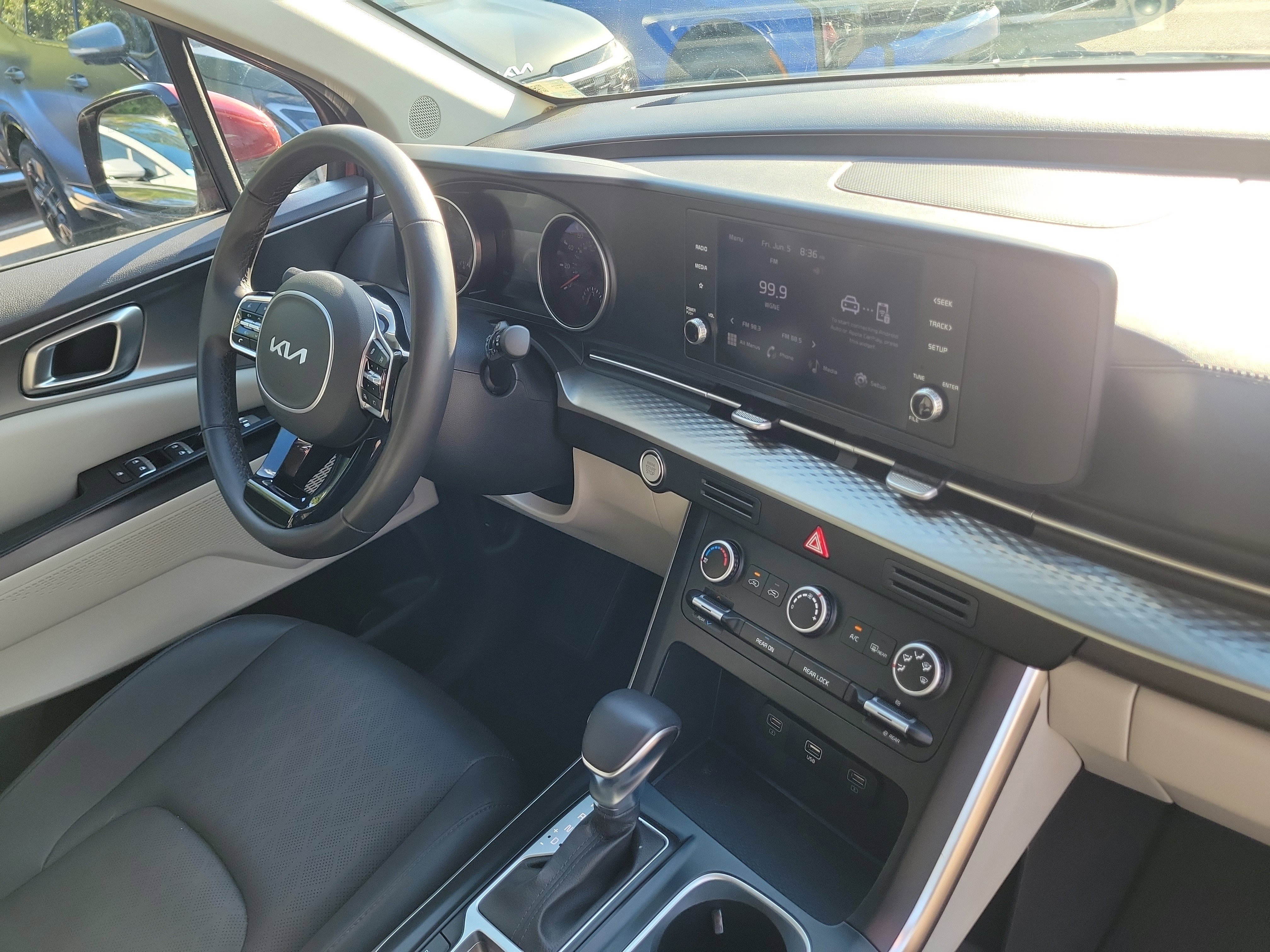 Used 2024 Kia Carnival LX FWD image 8