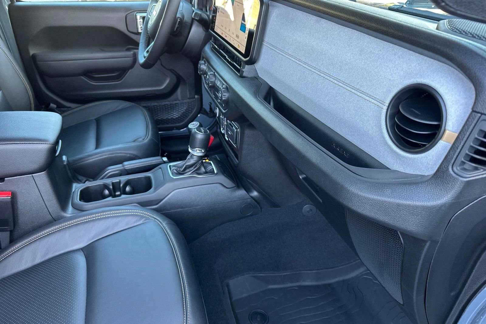 New 2026 Jeep Gladiator Sport AWD/4WD image 15