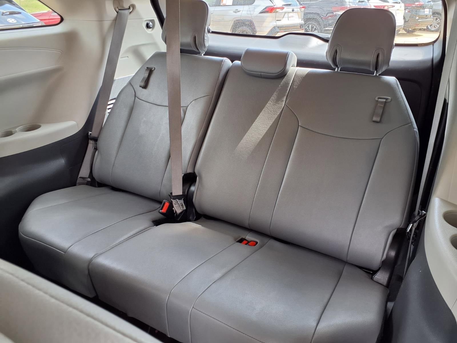 Used 2024 Toyota Sienna XLE FWD image 27