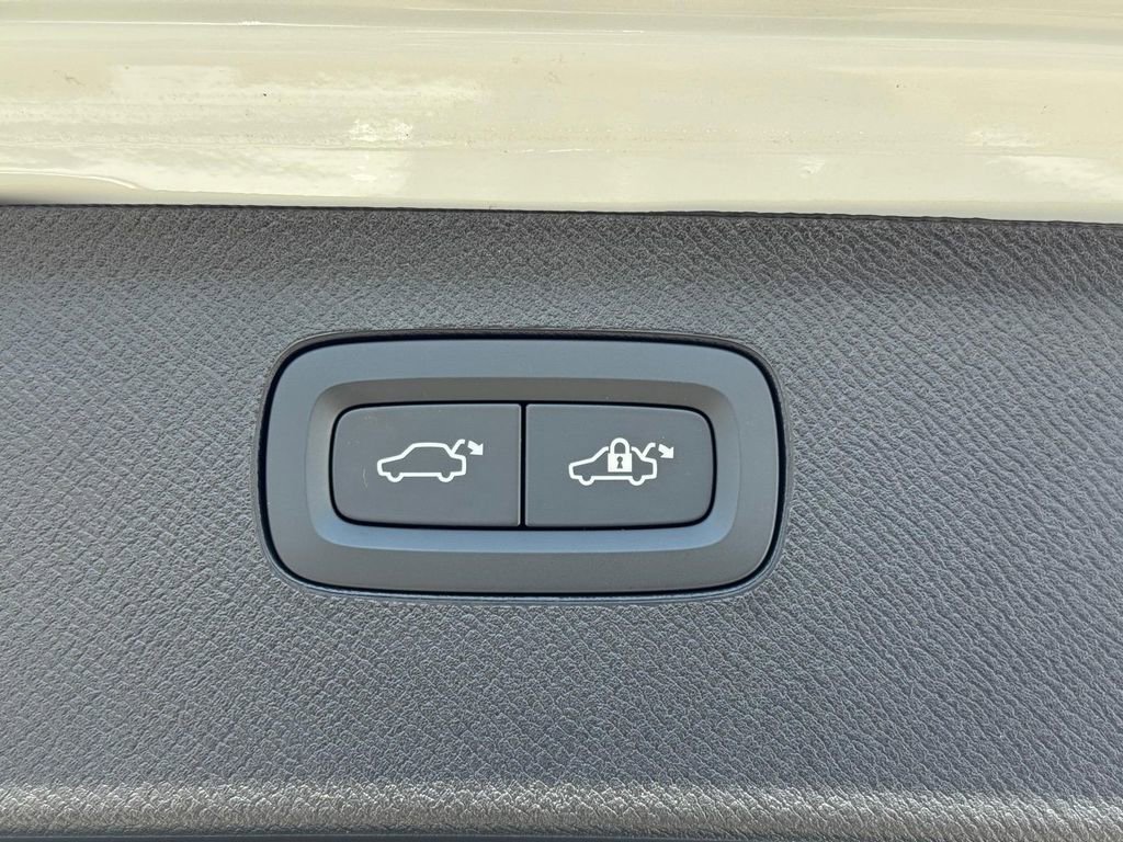 Certified 2025 Volvo XC90 T8 Plus image 6