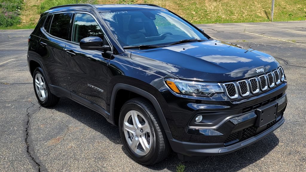 Used 2024 Jeep Compass Latitude AWD/4WD image 2