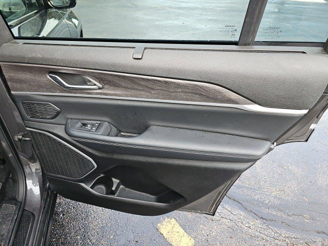 Used 2023 Jeep Grand Cherokee L Limited w/ Luxury Tech Group II image 17