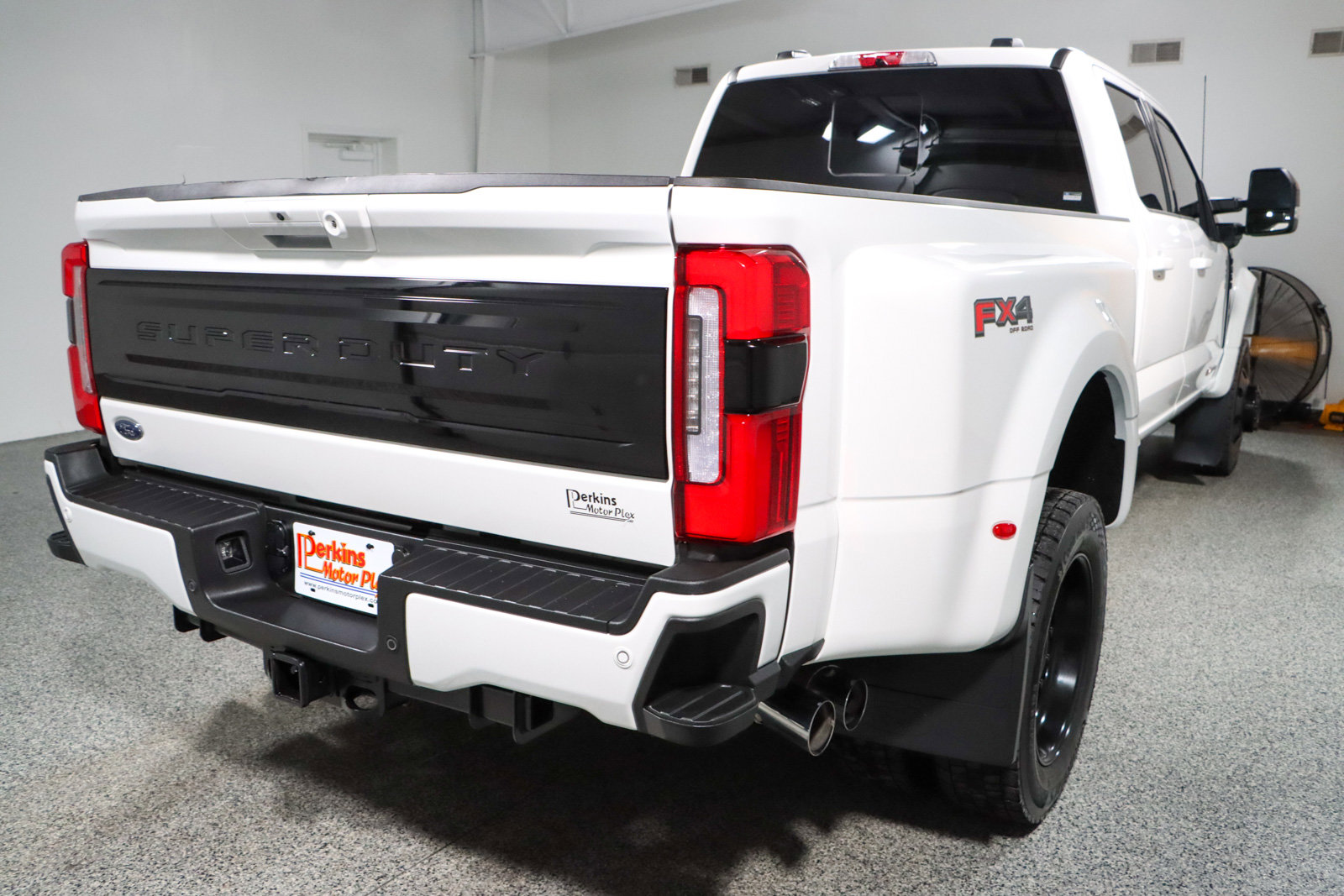 Used 2025 Ford F450 Platinum w/ FX4 Off-Road Package image 7