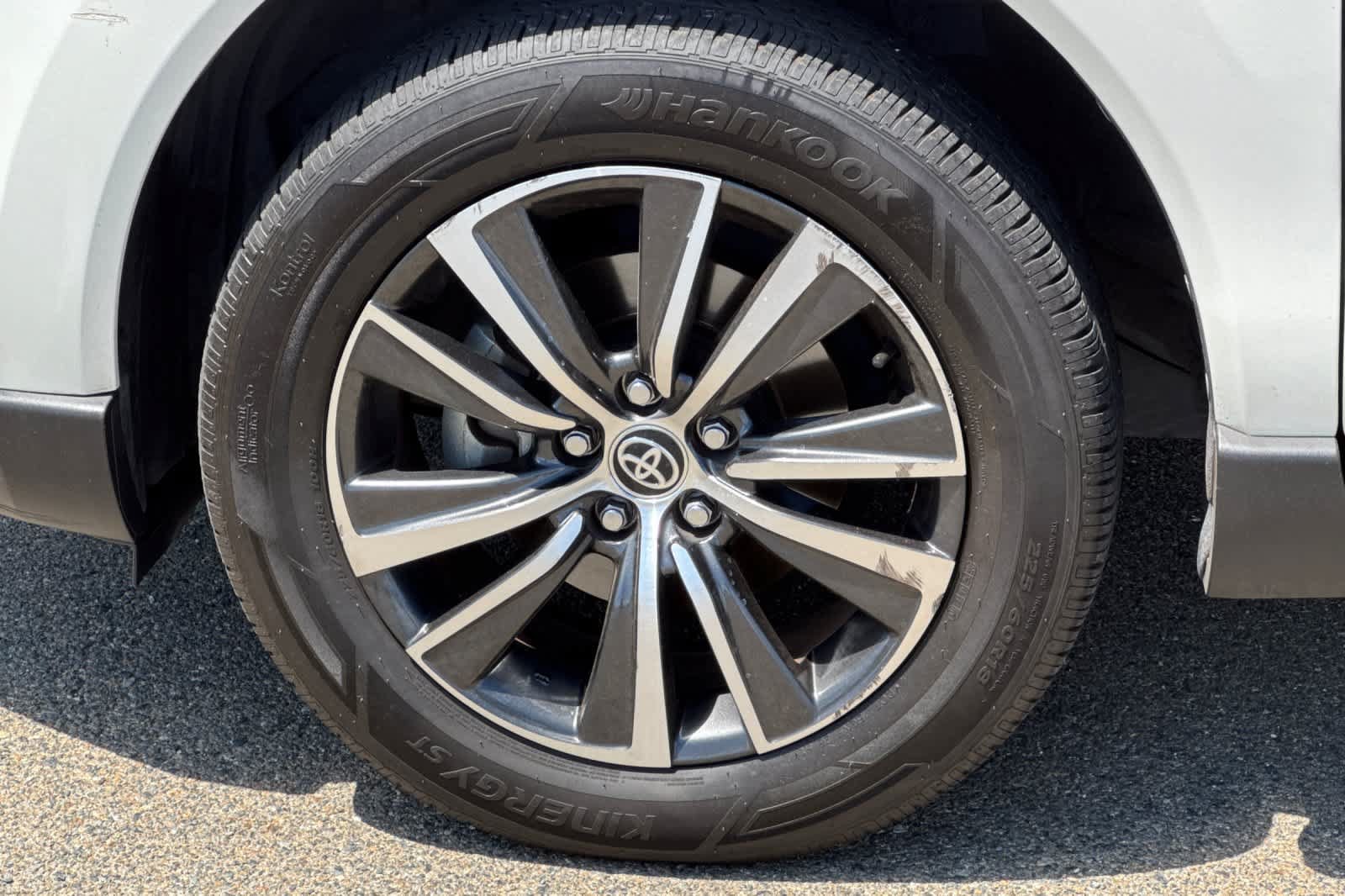 Certified 2021 Toyota Venza LE w/ Carpet Mat Package (TMS) AWD/4WD image 12