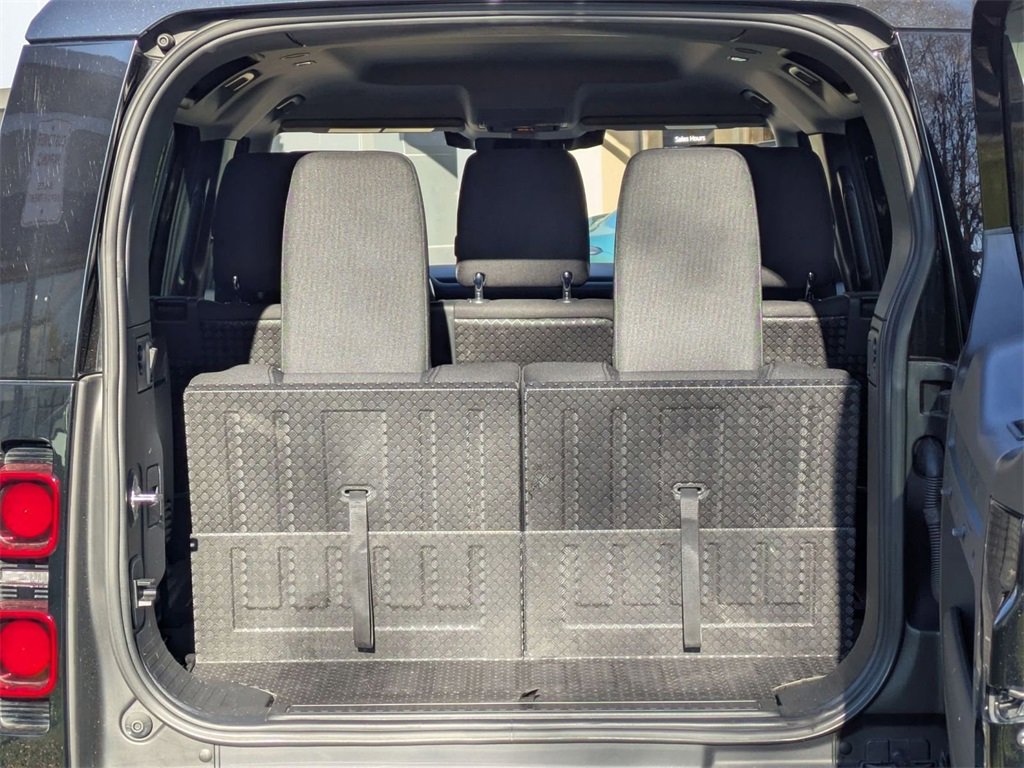 Used 2022 Land Rover Defender 110 image 32