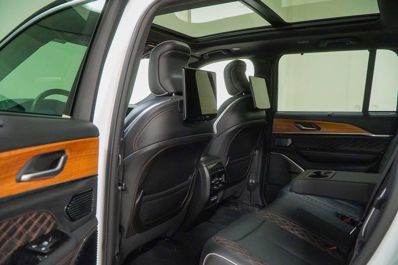 Used 2023 Jeep Grand Cherokee Summit AWD/4WD image 52