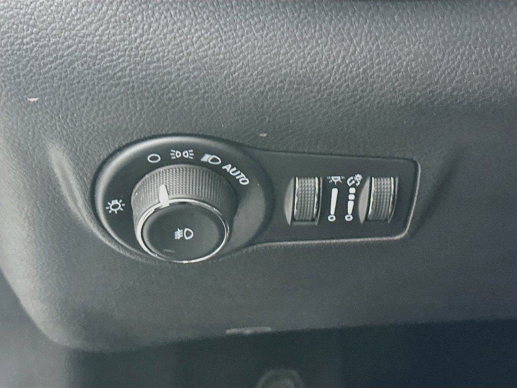 Used 2023 Jeep Compass Latitude AWD/4WD image 17
