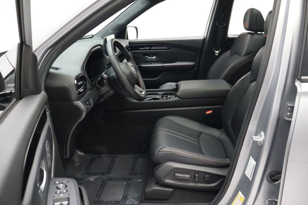 Used 2025 Honda Pilot TrailSport image 14