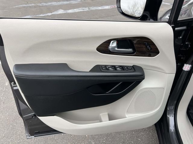 Used 2023 Chrysler Pacifica Limited image 12
