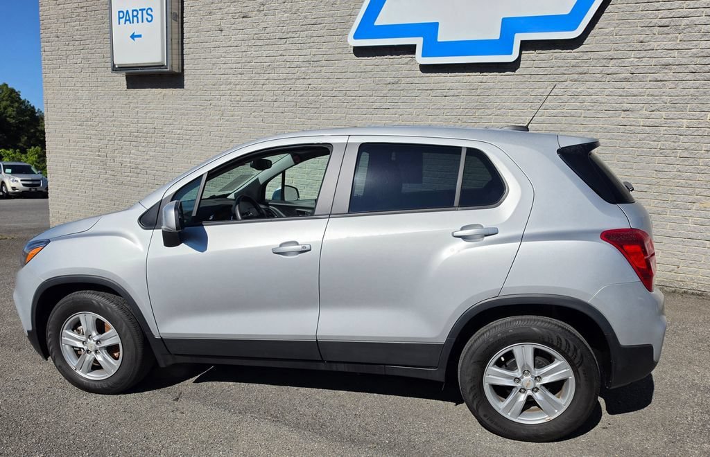 Used 2022 Chevrolet Trax LS w/ Tint and Cruise Package FWD image 6