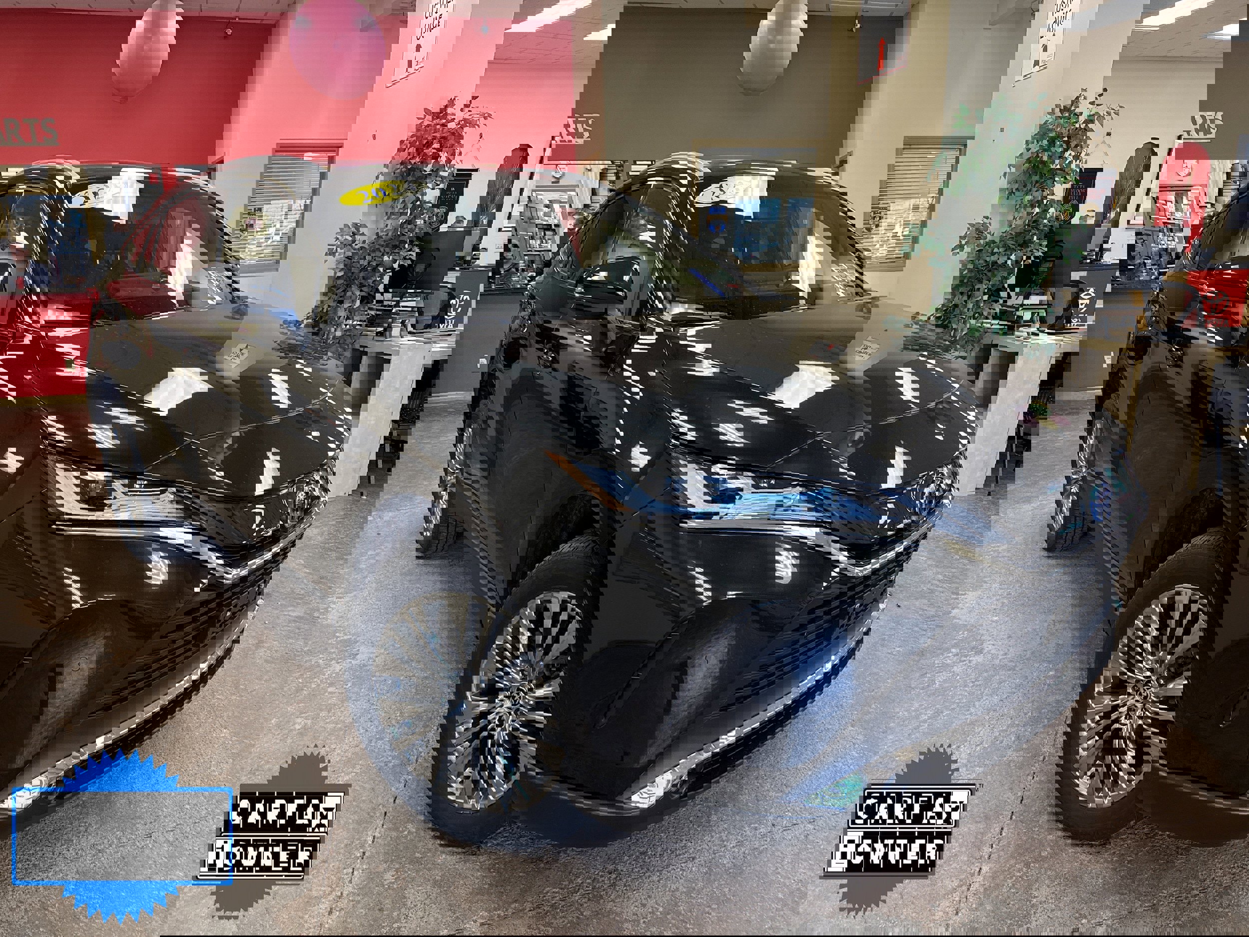 Used 2024 Toyota Venza XLE image 1