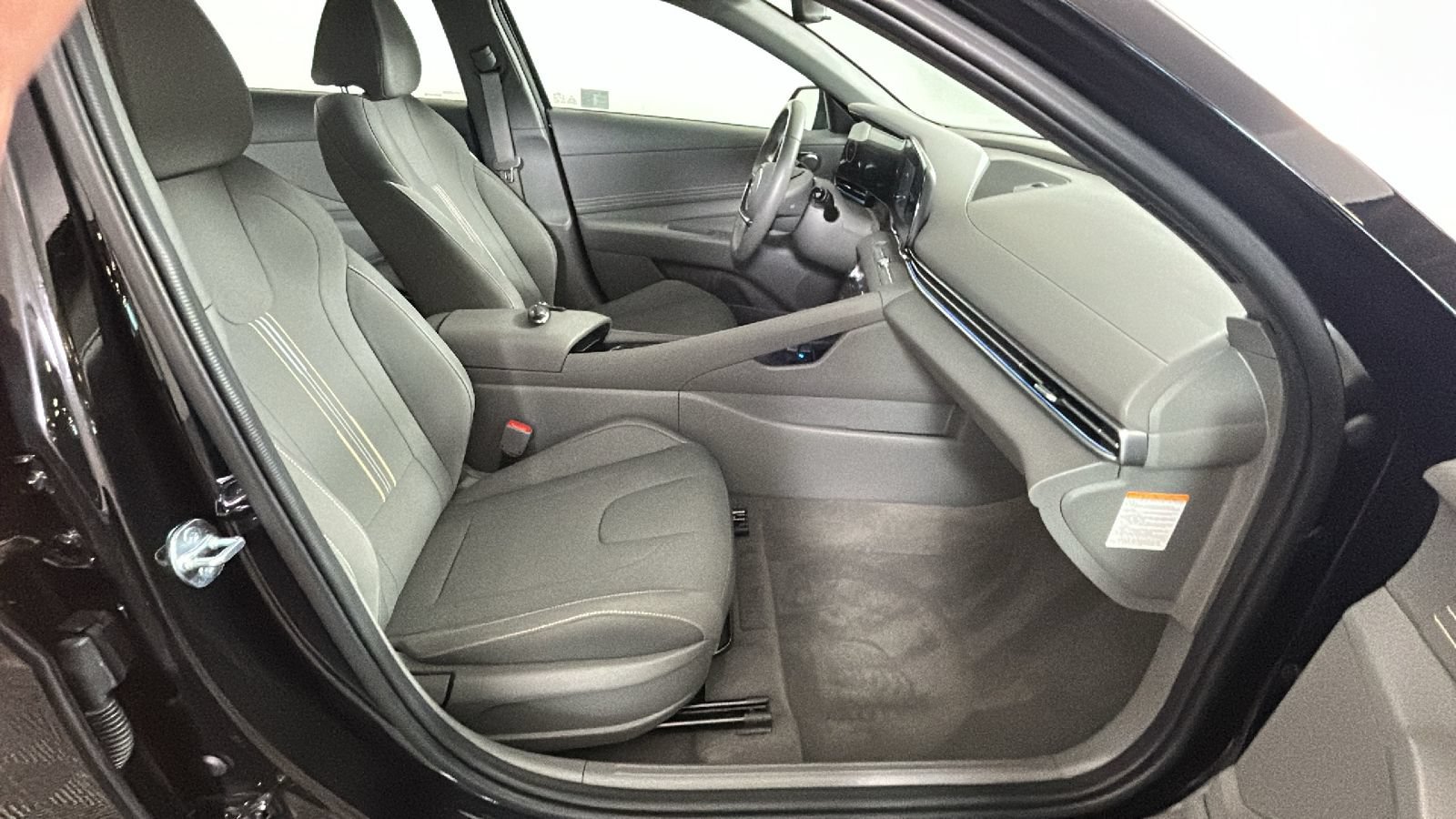 Certified 2025 Hyundai Elantra SEL FWD image 31