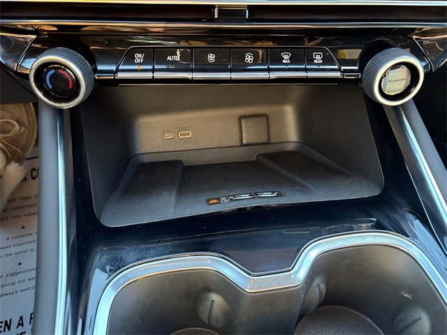 Used 2025 Chevrolet Traverse RS image 18